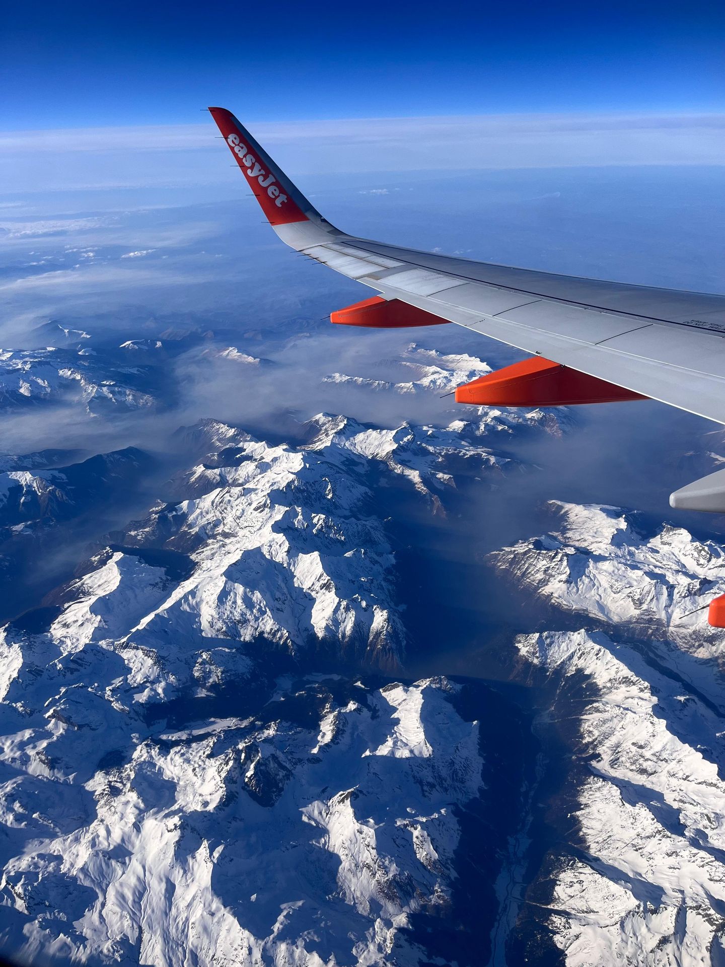 Vista dos alpes da janela de um avião