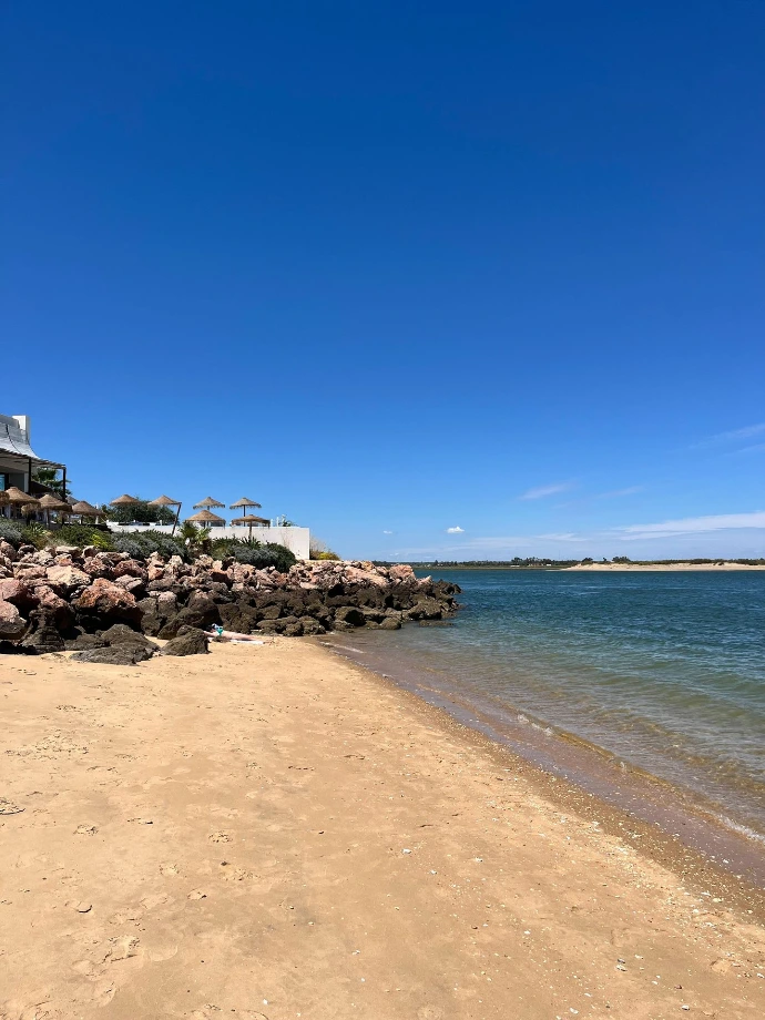 Praia escondida em Vila Real de Santo António, Algarve, Portugal