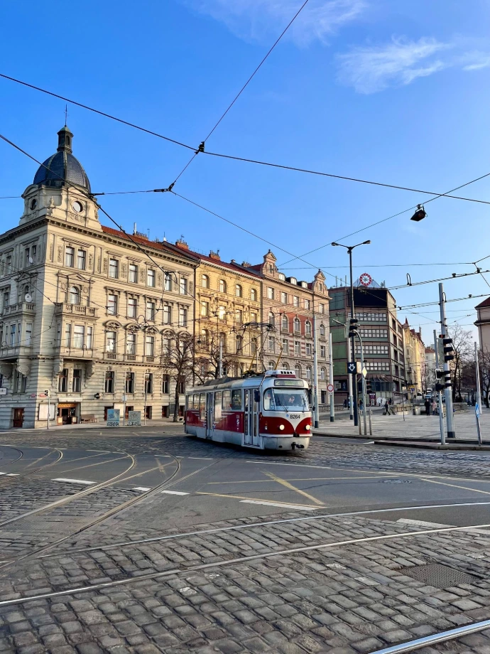 Ruas e elétrico de Praga