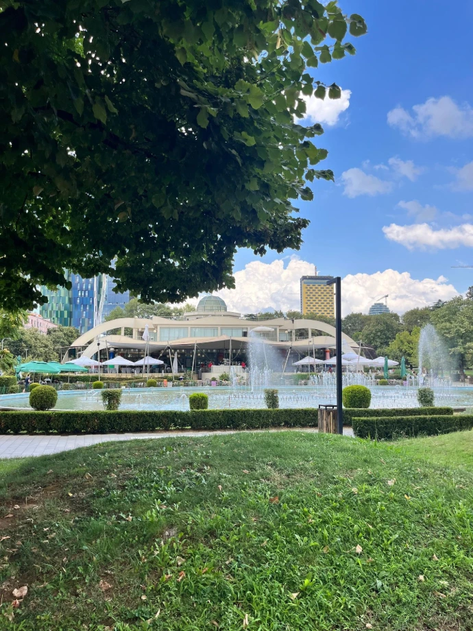 Rinia Park, Tirana