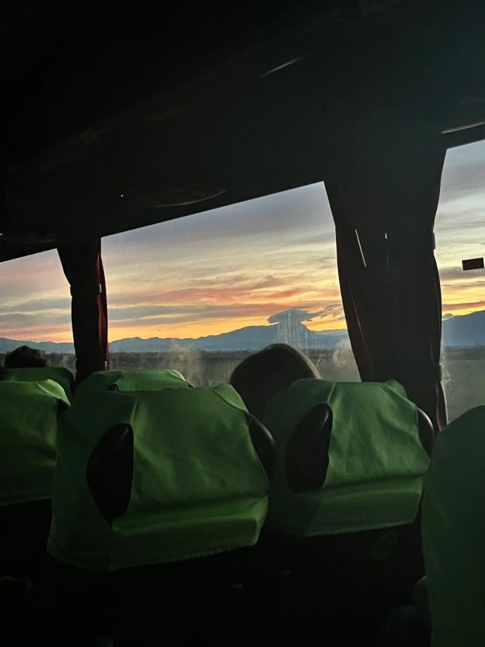 Flixbus ao pôr do sol na Roménia